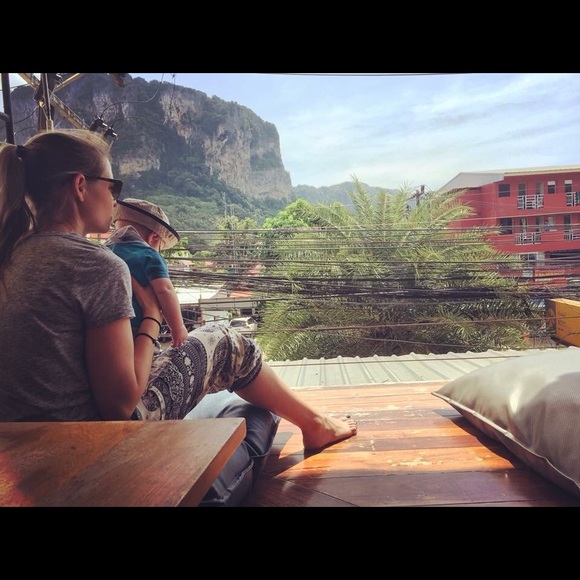 Meet your Posher, Caitlin - Picture 2 of 8